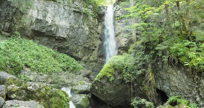 Oberbayerische Landschaft. Sibli Wasserfall in der N&auml;he von Tegernsee as Wasser des Schiffbachs st&uuml;rzt sich hinab und landet in einem t&uuml;rkis schimmernden Pool