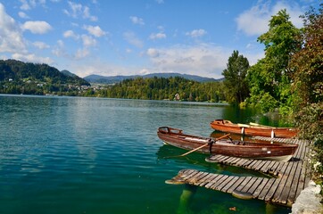 Barcas en el embarcadero de un lago