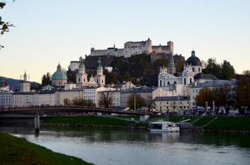 Fototapeta premium Ciudad de Salzburgo desde el otro lado del puente