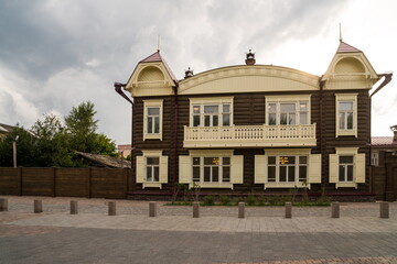 A residential house with a gate and an outbuilding at 11 Gorky Street, in the Historical Quarter of Krasnoyarsk, built in 1910 for the family of the doctor Glanz.
