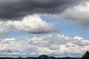 Fototapeta na wymiar strukturierter Wolkenhimmel in ländlicher Umgebung