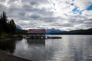 Obraz premium maligne lake boathouse