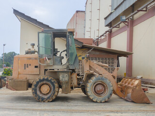 old, rusty, dirty and damaged loader can no longer be used for loading coal, urea fertilizer and soil