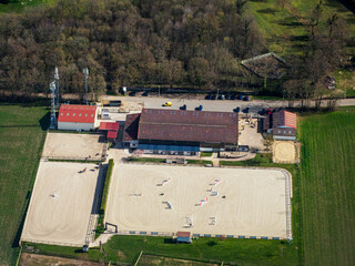 vue aérienne d'un centre équestre à Magnanville dans les Yvelines en France - 458078423