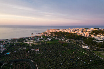 Vista aerea della città di Peschici sul mare adriatico, parco nazionale del gargano, italia