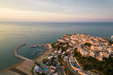 Fototapeta premium Vista aerea della città di Peschici sul mare adriatico, parco nazionale del gargano, italia