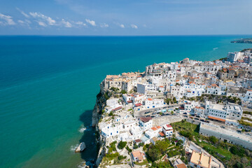 Naklejka premium Vista aerea della città di Peschici sul mare adriatico, parco nazionale del gargano, italia