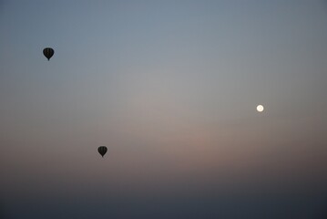 Paisaje del amanecer con globos de fondo