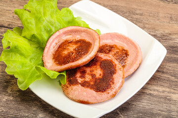 Roasted sausage slice in the plate