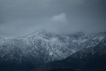 Plakat frio en la mañana con la montaña nublada despues de la tormenta