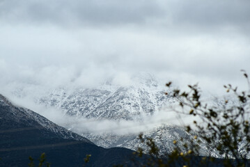 frio en la mañana con la montaña nublada despues de la tormenta