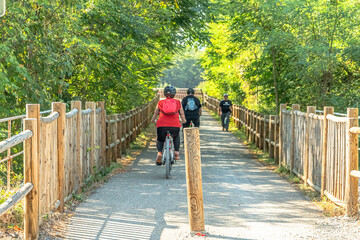 Piste cyclable avec des personnes en vélos.	