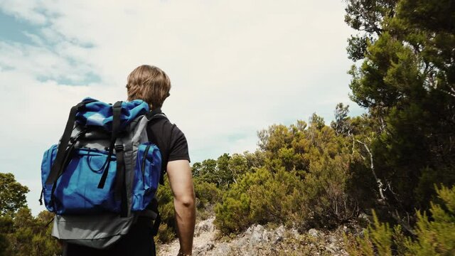 Ragazzo esploratore cammina in montagna nel percorso