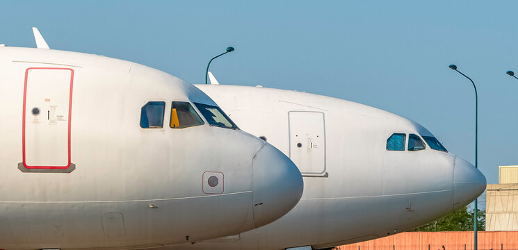 Avions de ligne Airbus A340 et A320 à Toulouse, France le 21 juillet 2021.	