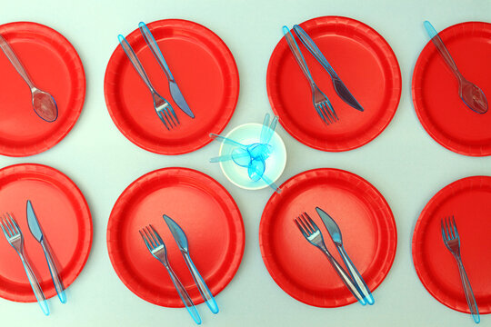 Non Recyclable Plastic Cutlery And Plate Dinner Set Up