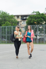 Obraz premium Walking while smiling and talking