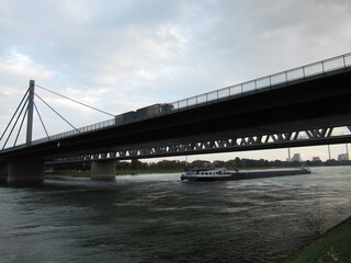 Schiff fährt unter Rheinbrücke Maximiliansau