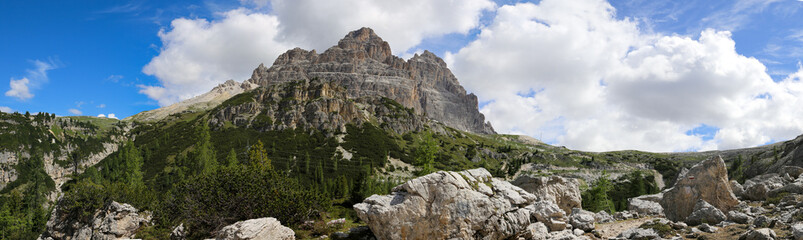 Fototapeta na wymiar Tre Cime di Lavaredo panoramic view with rocks and forest