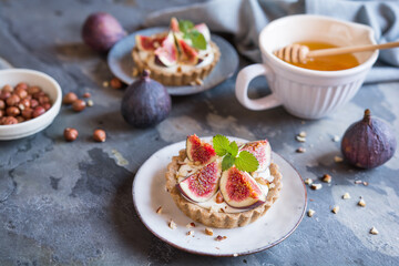 Tartlets filled with Greek yoghurt, figs, hazelnuts and honey