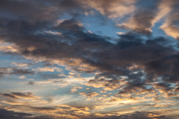 Allassac (Corrèze, France) - Coucher de soleil nuageux
