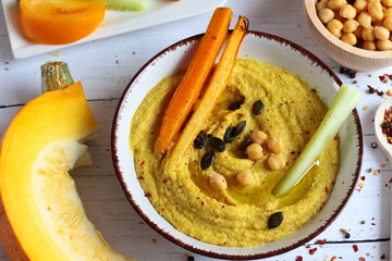 Domowy hummus z ciecierzycy i dyni z warzywami. Jesienne przekąski z dyni