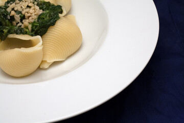 Conchiglioni mit gebratenem Feldsalat Detail