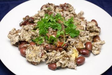 Eier mit Oliven und Tomaten Aufsicht