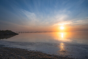 Obraz premium Sonnenaufgang am Ringköbingfjord in Dänemark mit Fischernetz