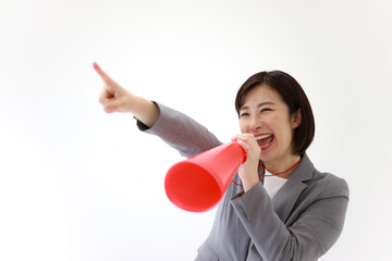 メガホンを持ち声援を送る女性