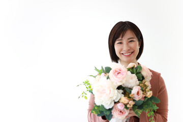 花束を持つ女性