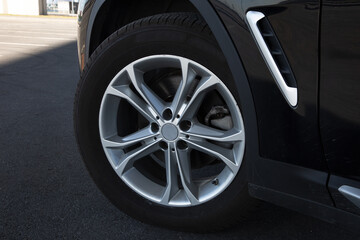 View of a wheel with a light-alloy wheel of a prestigious car