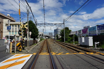 日本の夏のさわやかな空と踏み切り