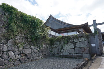 丹波篠山城の復元された大書院と立派な石垣