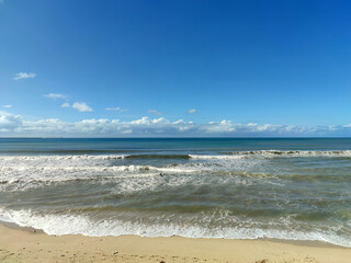 Fototapeta na wymiar waves on the beach under blue sky in sunny day 