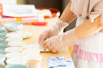 Obraz na płótnie Canvas 料理教室で味噌玉を作る女性の手元
