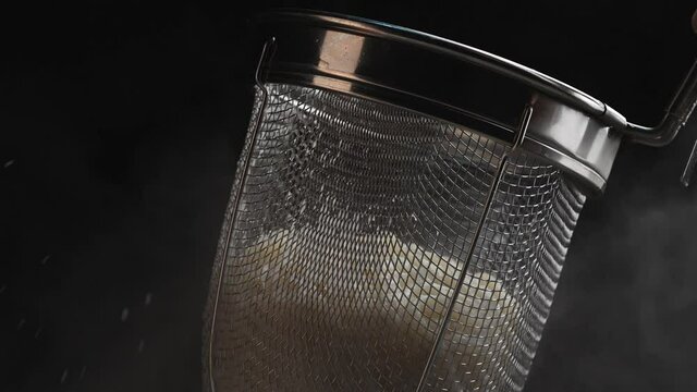 うどんの湯切り（調理シーン）スローモーション