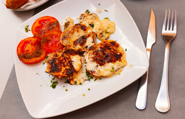 Delicious stuffed scallops with tomatoes