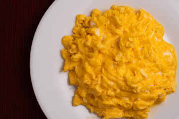 白い皿に盛られたスクランブルエッグ