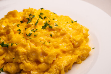 白い皿に盛られたスクランブルエッグ