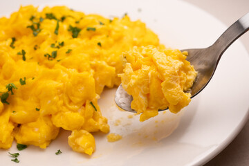 スプーンでスクランブルエッグを抄う