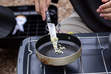 キャンプ料理をする人
包丁を握る男性