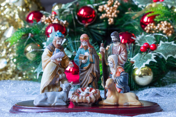 Nacimiento de ceramica bajo el árbol de navidad.