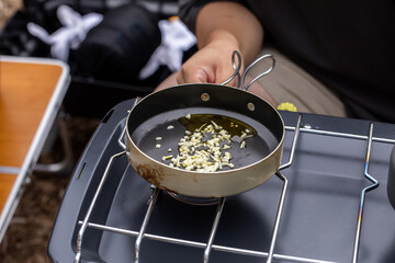 キャンプ場で調理する人
キャンプ飯　アヒージョ　にんにく料理