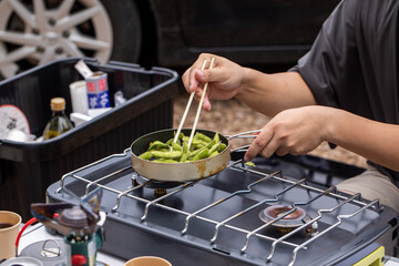 キャンプ場で調理する男性
キャンプ飯を作る人　男飯　男子ごはん