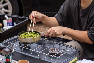 キャンプ場で調理する男性
キャンプ飯を作る人　男飯　男子ごはん