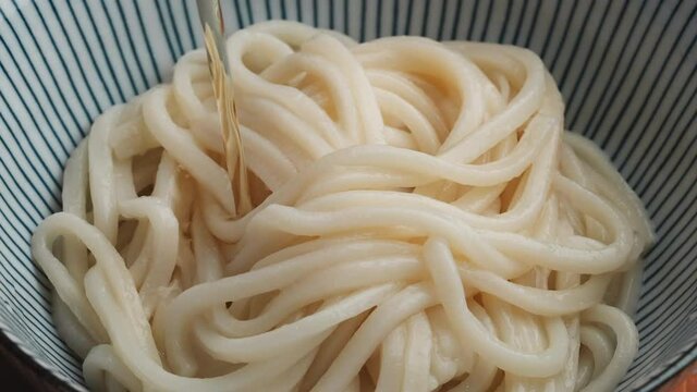 ぶっかけうどん　スローモーション