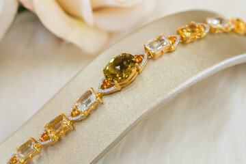Bracelet made of gold and yellow sapphire, elegant and beautiful design