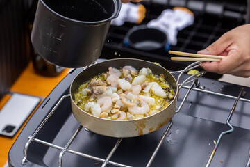 キャンプ飯を用意する人
男子ごはん
キャンプでアヒージョを作る男性