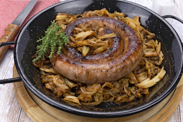 saucisse de Toulouse grillée et chou braisé dans une poêle