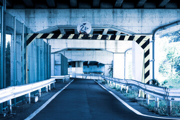 2.4メートル以上の車高が通れない標識のある道路